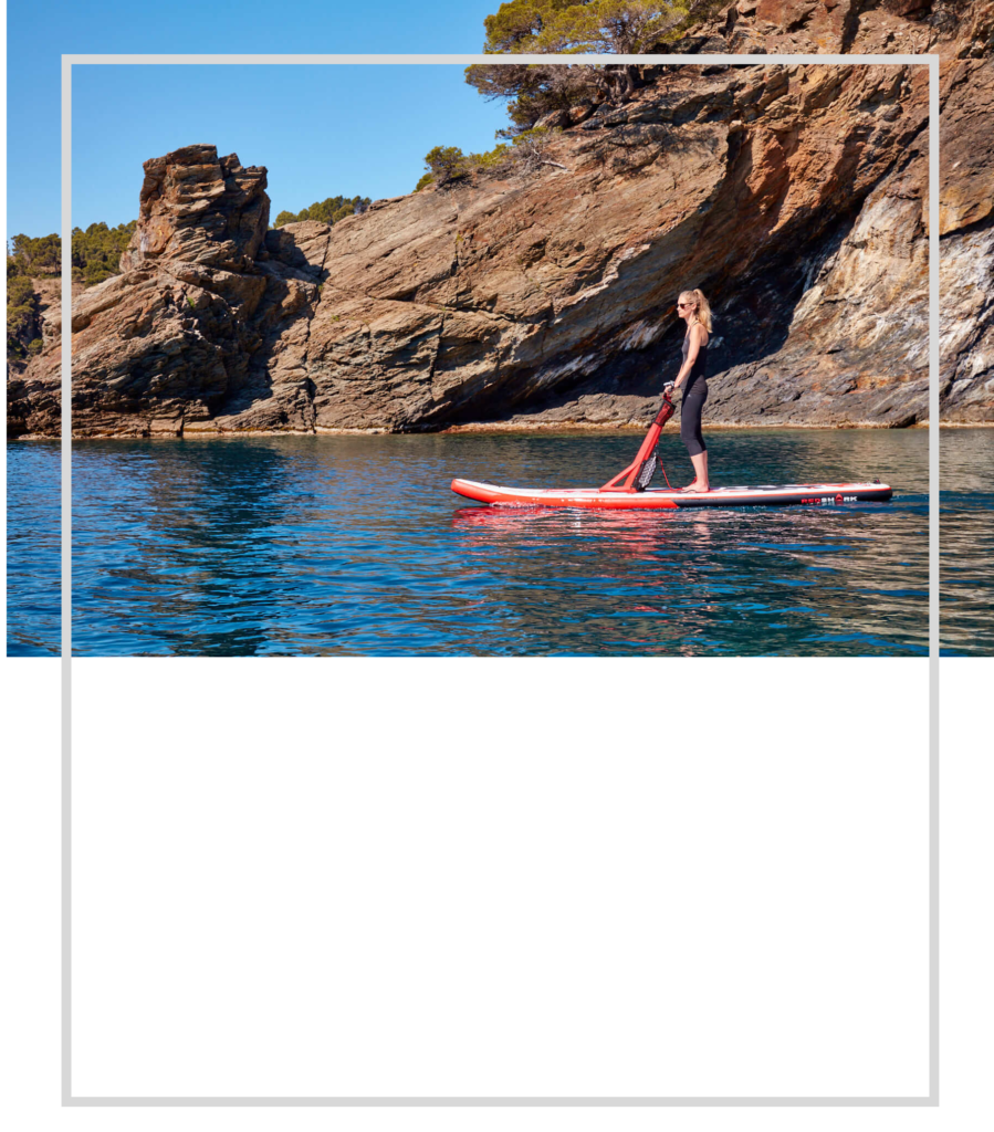 E-scooter appelé aussi scooter surf avec une jeune femme debout en train de naviguer.