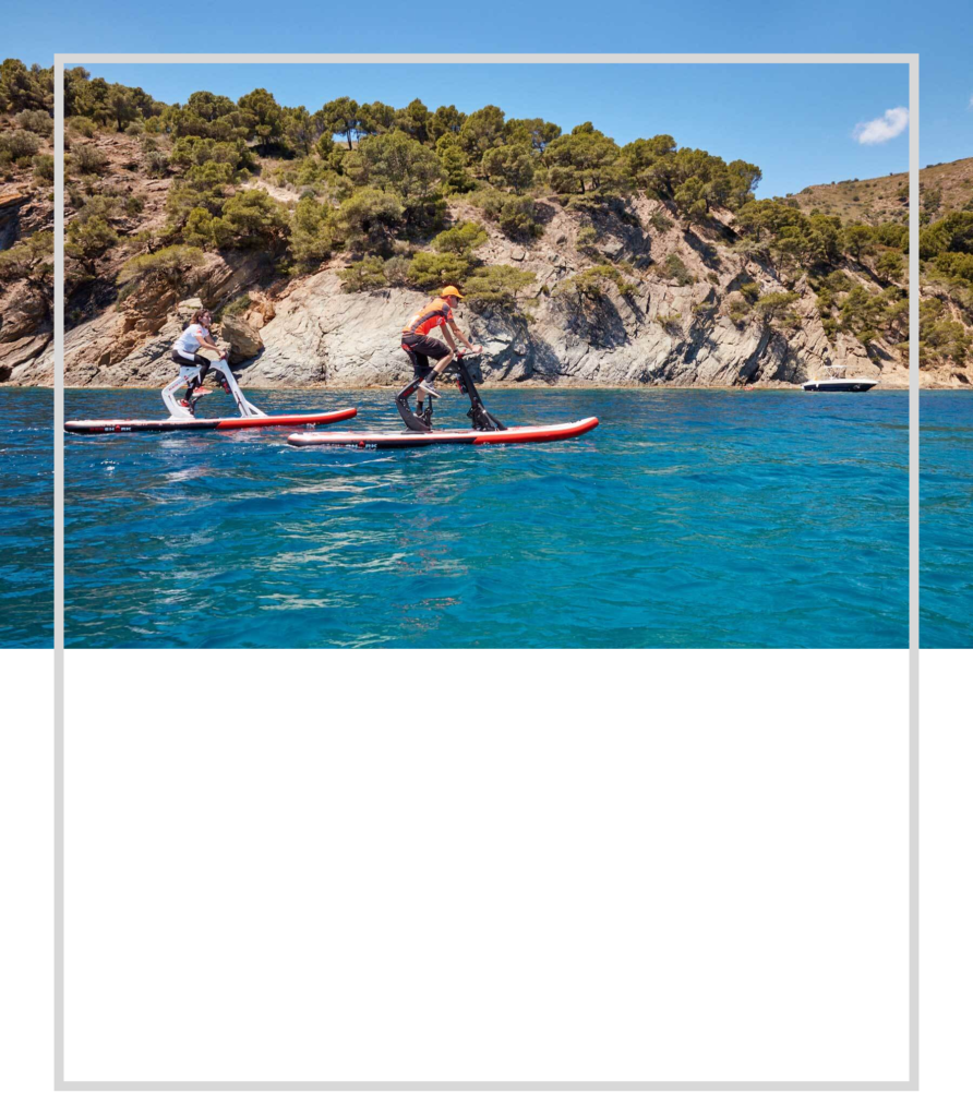 Un waterbike enjoy et un waterbike fitness sur l'eau montrant un sportif sur le waterbike fitness et une femme sur le waterbike enjoy qui profitent d'une expérience complète et unique de loisirs aquatiques.