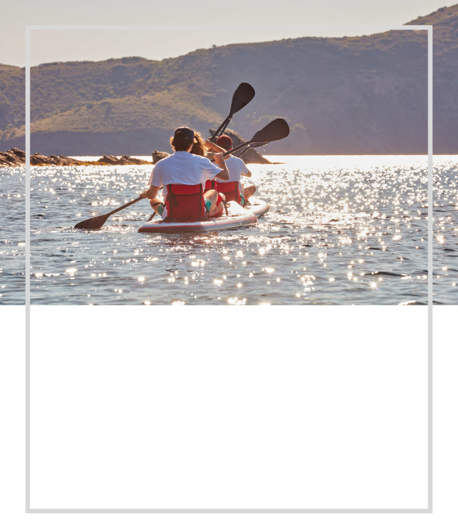 Redsharkbike kayak surf board sur l'eau montrant un groupe de personnes en train de ramer.