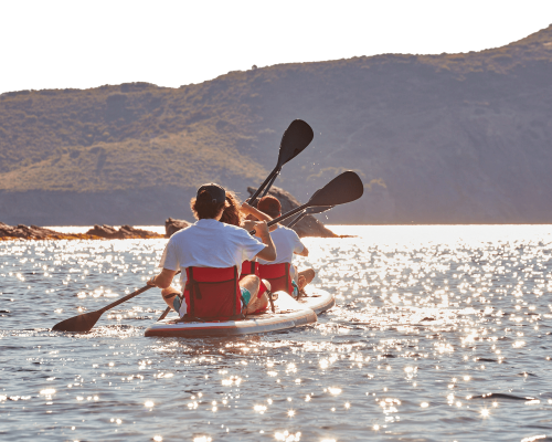 Redsharkbike kayak surf board sur l'eau montrant un groupe de personnes en train de ramer.